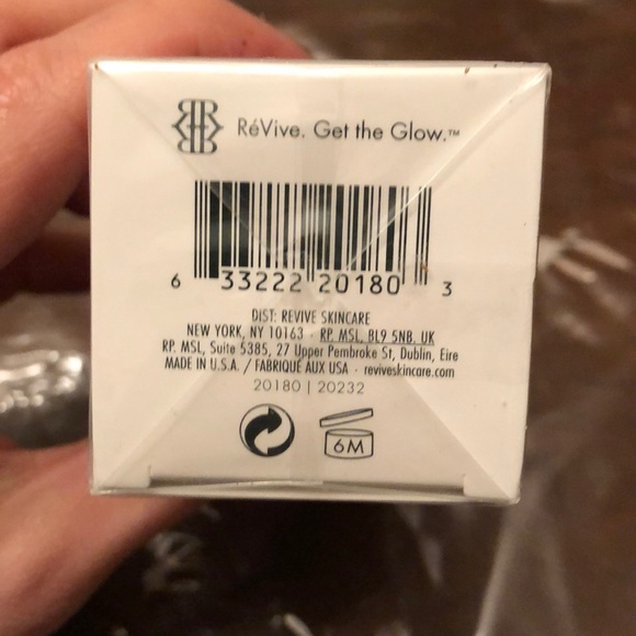 NEW- RéVive Energizing hydration mist - Picture 3 of 5